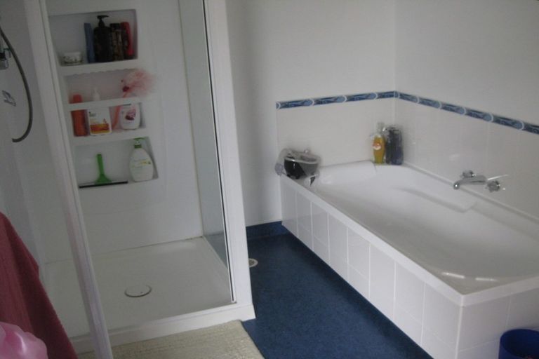 Photo of property in 41 Colchester Crescent, Newlands, Wellington, 6037