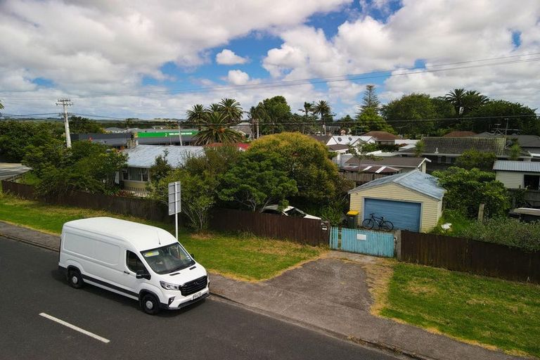 Photo of property in 1 Parakai Avenue, Parakai, 0830