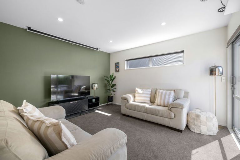 Photo of property in 10 Lakebridge Place, Parklands, Christchurch, 8083