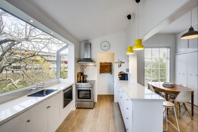 Photo of property in 18 Gladstone Road, Bluff Hill, Napier, 4110