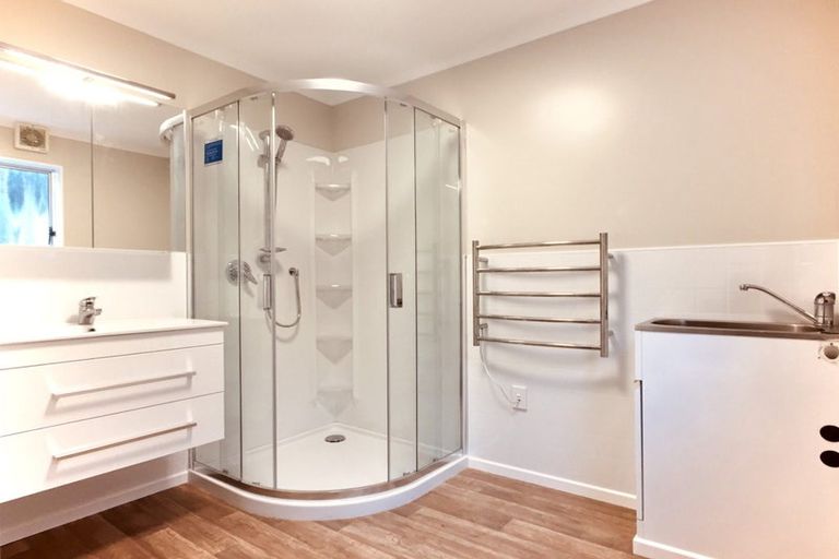 Photo of property in 52a Brooker Grove, Newlands, Wellington, 6037