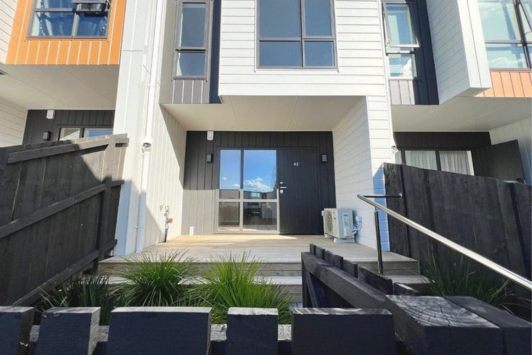 Photo of property in 42 Don Oliver Lane, Glen Eden, 0602