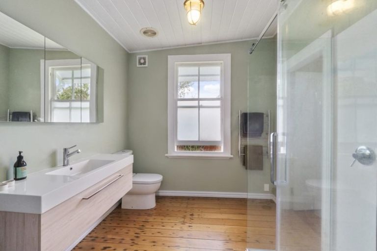 Photo of property in 8 Western Road, Laingholm, Auckland, 0604