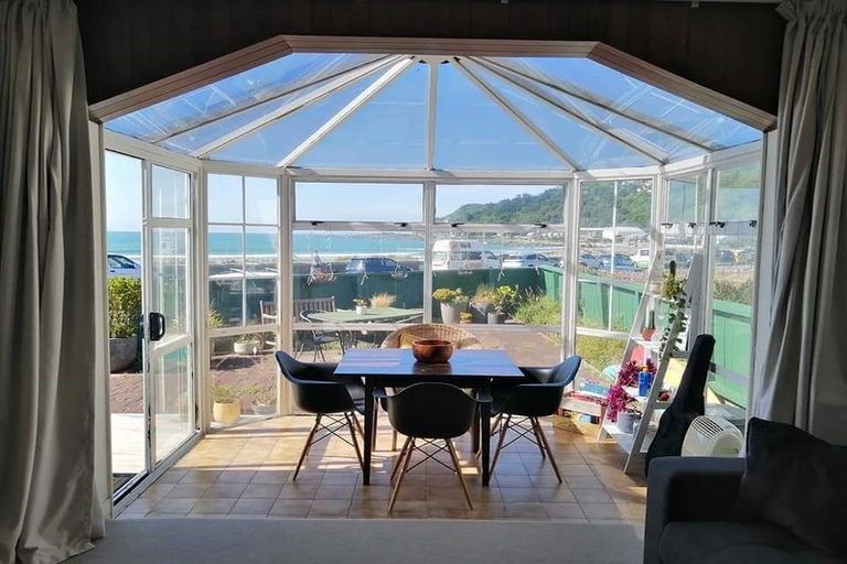 Photo of property in 118 Lyall Parade, Lyall Bay, Wellington, 6022