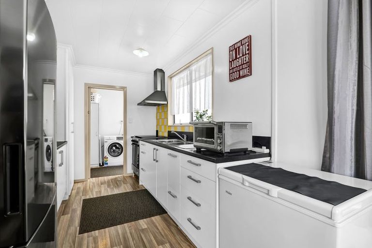 Photo of property in 5 Ambury Place, Merrilands, New Plymouth, 4312