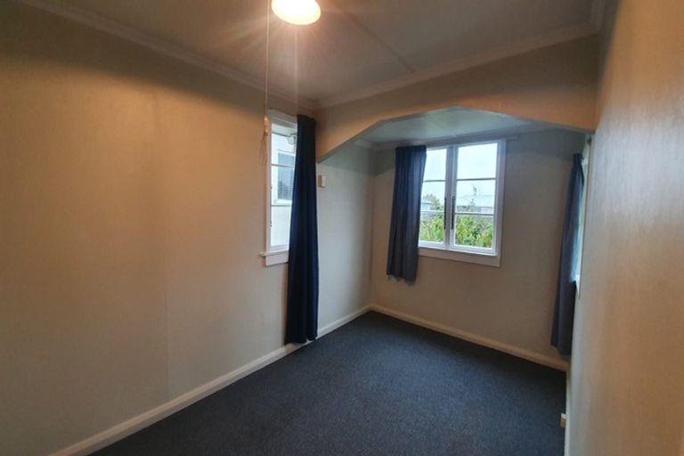 Photo of property in 28 Tarahua Road, Vogeltown, New Plymouth, 4310