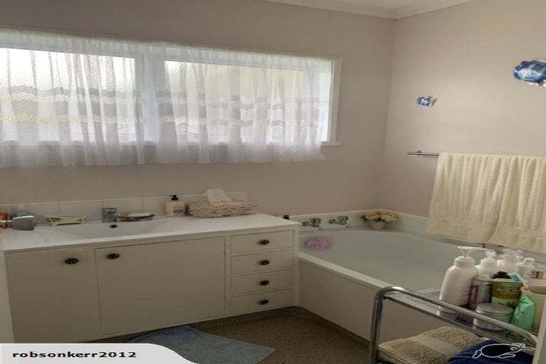 Photo of property in 10 Mirrabooka Avenue, Botany Downs, Auckland, 2010