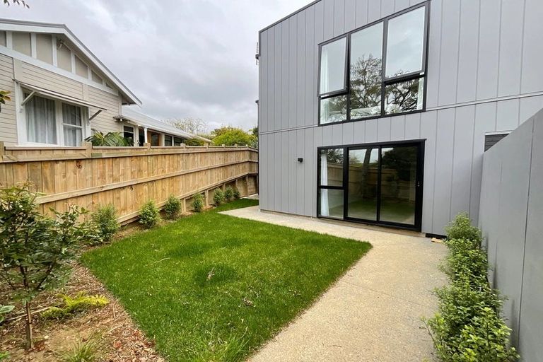 Photo of property in 30a Waiwaka Terrace, Strandon, New Plymouth, 4312