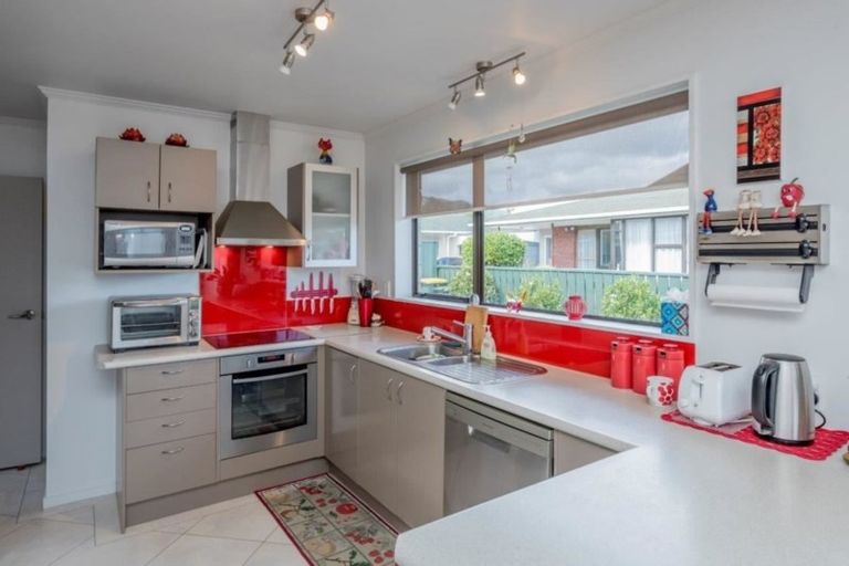 Photo of property in 15 Oriwa Street, Waikanae, 5036