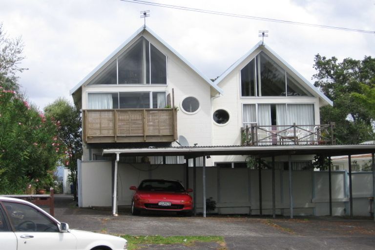 Photo of property in 1/7 Beach Haven Road, Beach Haven, Auckland, 0626