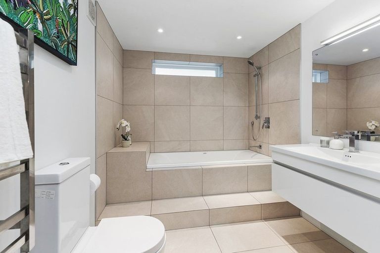 Photo of property in 33 Nevay Road, Miramar, Wellington, 6022