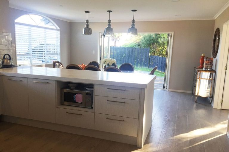 Photo of property in 18 Lorikeet Place, Unsworth Heights, Auckland, 0632