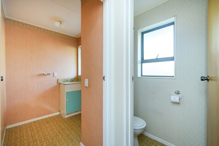 Photo of property in 18 Westmere Place, Takaro, Palmerston North, 4412