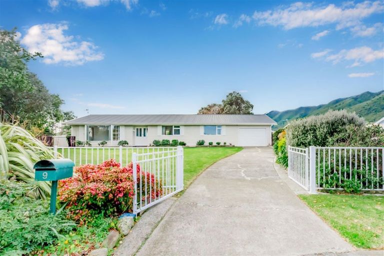 Photo of property in 9 Lesley Grove, Waikanae, 5036