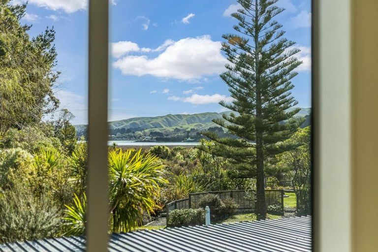 Photo of property in 21 Paekakariki Hill Road, Pauatahanui, Porirua, 5381