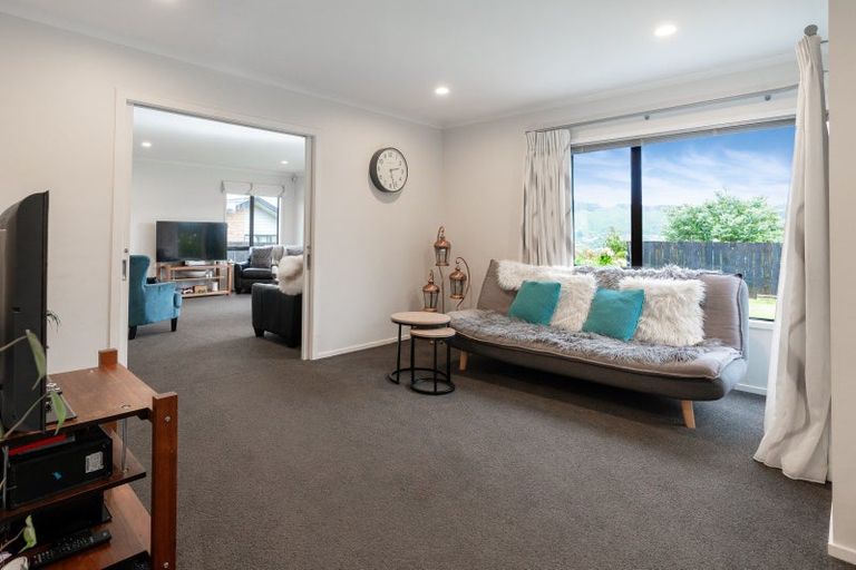 Photo of property in 150 Woodman Drive, Tawa, Wellington, 5028