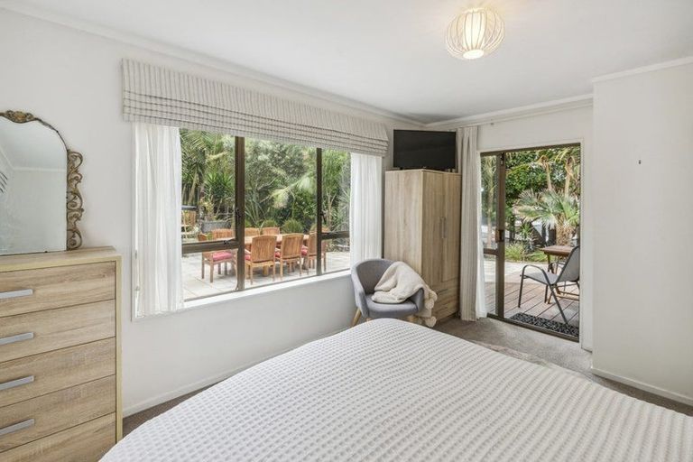 Photo of property in 2/946 Beach Road, Waiake, Auckland, 0630