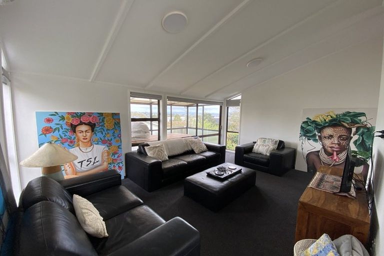 Photo of property in 2/6 Clare Place, Glenfield, Auckland, 0629