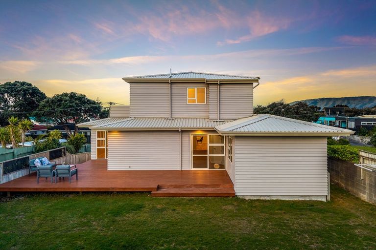 Photo of property in 6 Mahana Road, Paraparaumu Beach, Paraparaumu, 5032