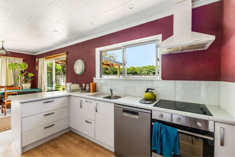 Photo of property in 21 Pararewa Drive, Whalers Gate, New Plymouth, 4310