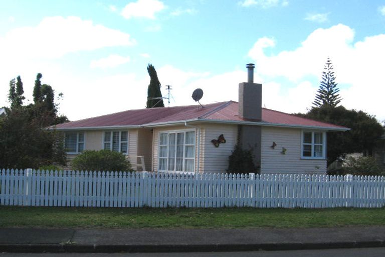 Photo of property in 9 Bridgens Avenue, Te Atatu Peninsula, Auckland, 0610
