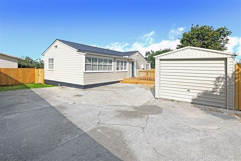 Photo of property in 2/13 Templeton Place, Clendon Park, Auckland, 2103