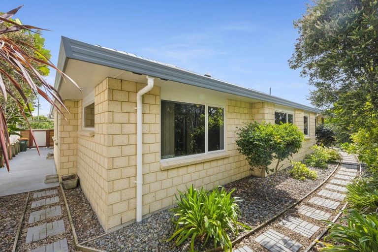 Photo of property in 43 Quadrant Heights, Paraparaumu, 5032