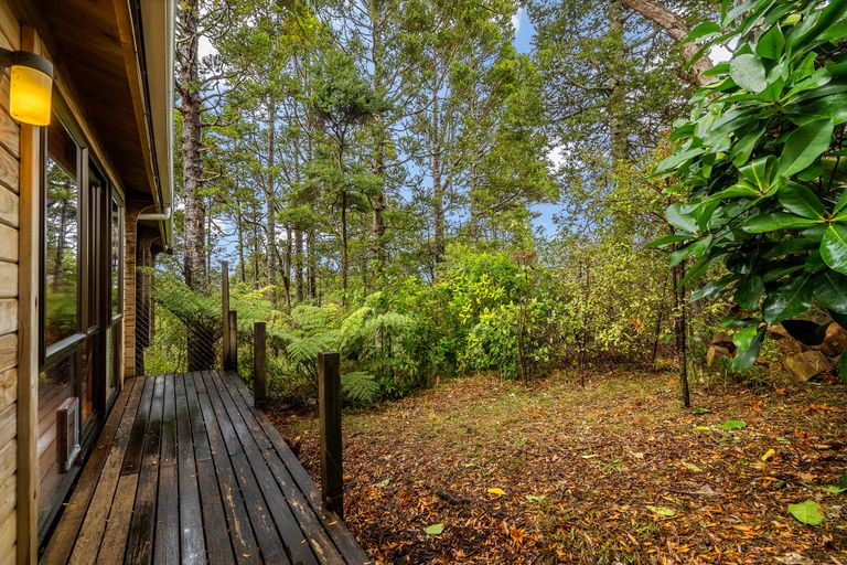 Photo of property in 4 Arama Avenue, Titirangi, Auckland, 0604