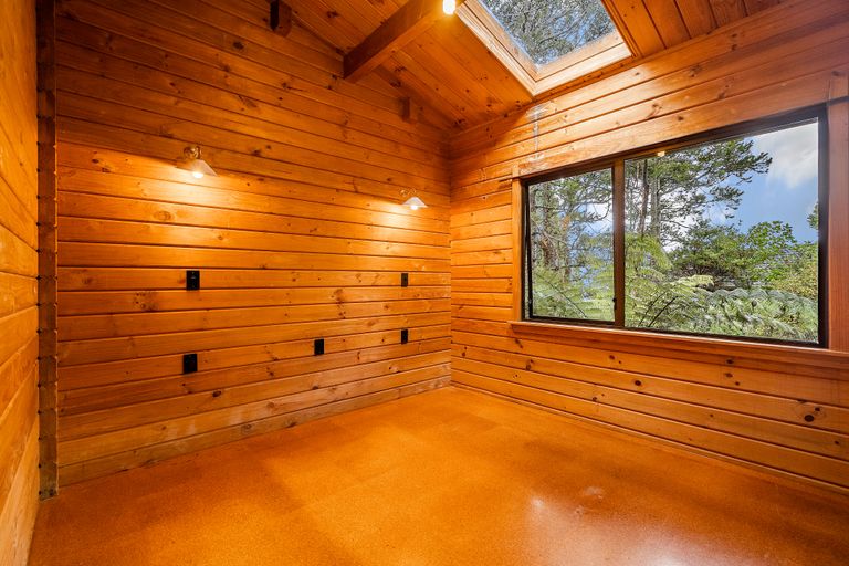 Photo of property in 4 Arama Avenue, Titirangi, Auckland, 0604