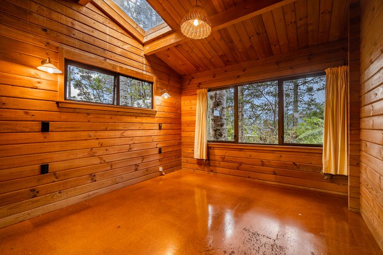 Photo of property in 4 Arama Avenue, Titirangi, Auckland, 0604