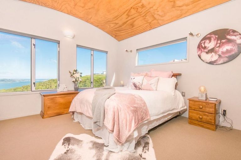 Photo of property in 24 Dress Circle, Newlands, Wellington, 6037