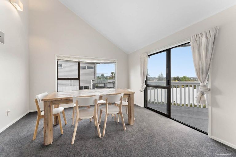 Photo of property in 4 Raphael Place, West Harbour, Auckland, 0618