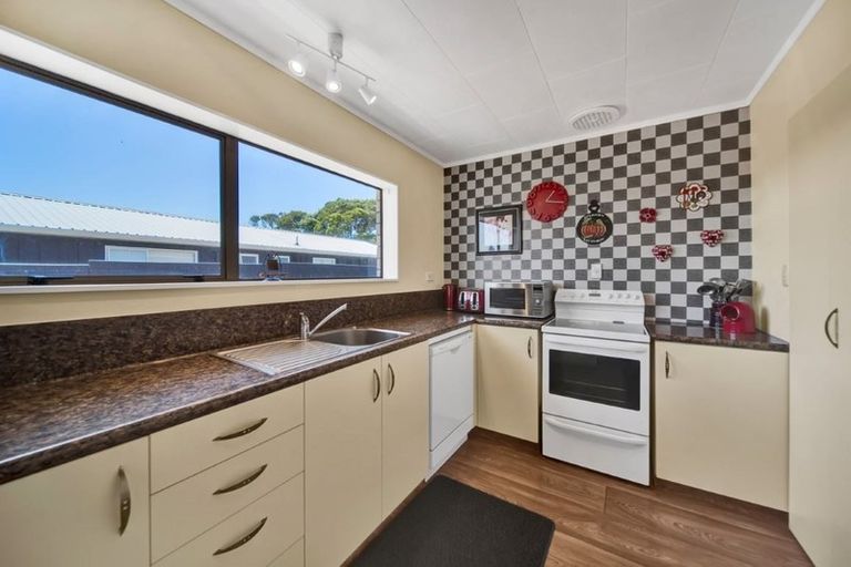 Photo of property in 6 Hussey Street, Oakura, 4314