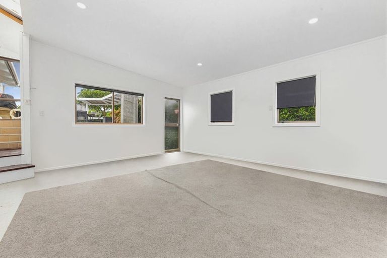 Photo of property in 11 Foyle Place, Glendene, Auckland, 0602