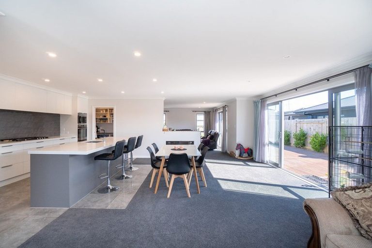 Photo of property in 5 Mediterranean Grove, Fitzherbert, Palmerston North, 4410