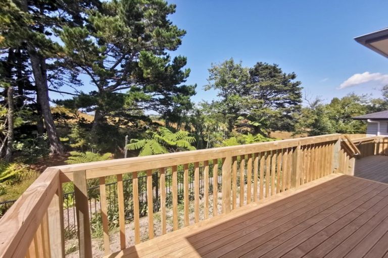 Photo of property in 2 Tarara Lane, Kumeu, 0810