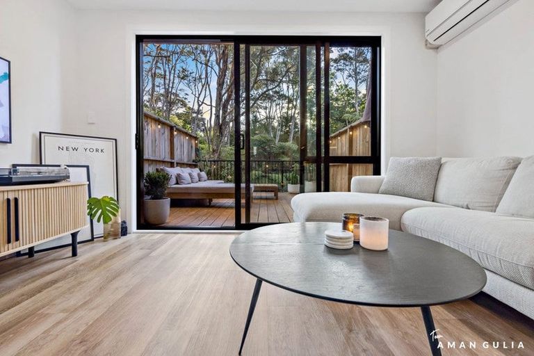 Photo of property in 33 Tokai Place, Glen Eden, 0602