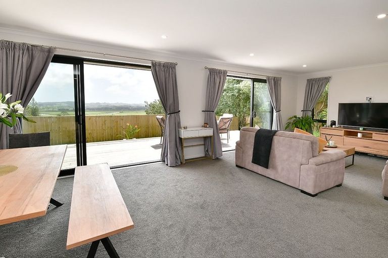 Photo of property in 35 St James Avenue, Helensville, 0800