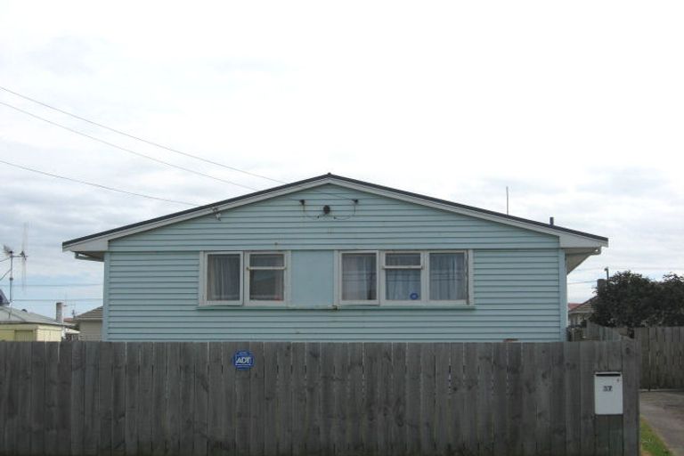 Photo of property in 37 Matipo Street, Castlecliff, Whanganui, 4501