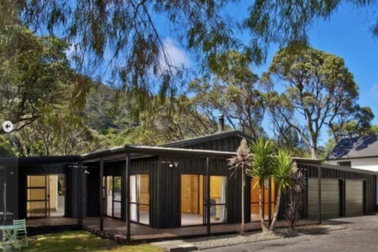 Photo of property in 397 Motutara Road, Muriwai, 0881