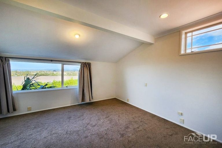 Photo of property in 4 Worthington Place, West Harbour, Auckland, 0618