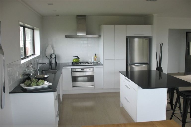 Photo of property in 2/33 Montgomery Avenue, Rothesay Bay, Auckland, 0630