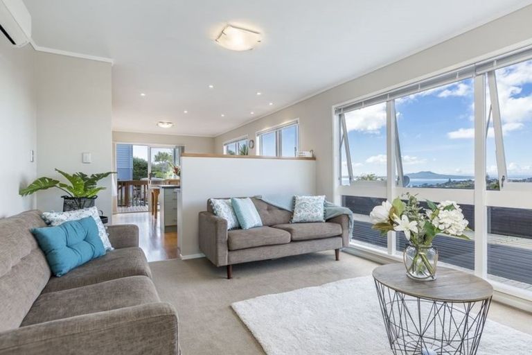 Photo of property in 1/54 Knights Road, Rothesay Bay, Auckland, 0630