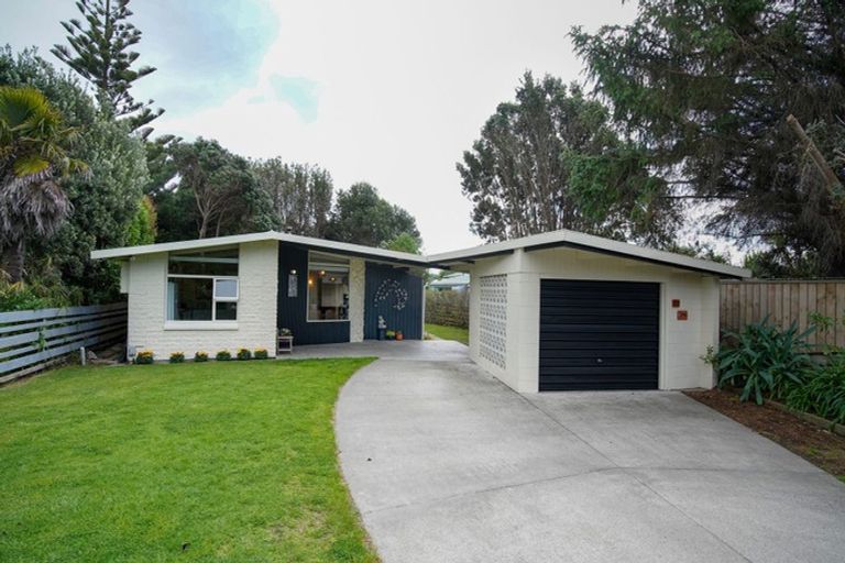 Photo of property in 32 Te Moana Road, Waikanae Beach, Waikanae, 5036
