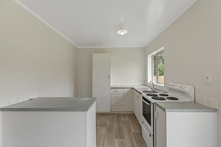 Photo of property in 2/24 Horlicks Place, Randwick Park, Auckland, 2105