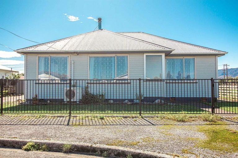 Photo of property in 13 Webb Street, Westport, 7825