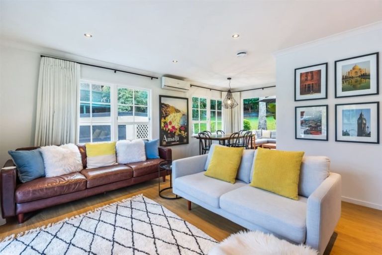 Photo of property in 11 West Glade Crescent, Birkenhead, Auckland, 0626