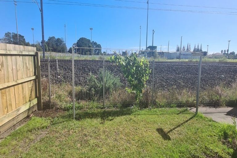 Photo of property in 19 Lockington Avenue, Henderson, Auckland, 0612