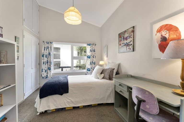 Photo of property in 15 Robert Grove, Paraparaumu, 5032