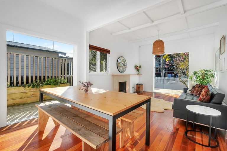 Photo of property in 10 Walmer Road, Point Chevalier, Auckland, 1022